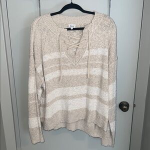 Buckle Women's V-Neck Sweater in Cream and White